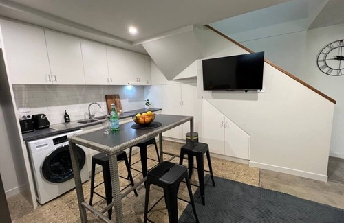 Devonport Apartamento | Central Devonport 1 Bedroom Loft Apmnt & Aircon