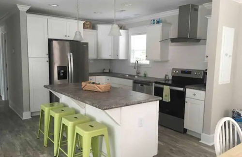 Emerald Isle Casa | Central Emerald Isle, Private Beach Parking