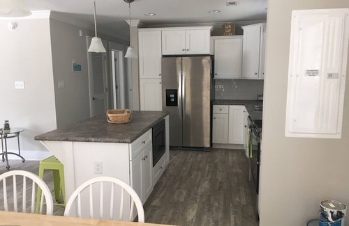 Emerald Isle Casa | Central Emerald Isle, Private Beach Parking