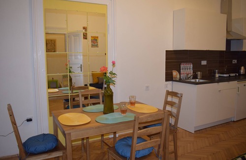 Belso-Ferencvaros Apartamento | Apartamento central de 2 dormitorios, a pasos del gran mercado y baño Gellert