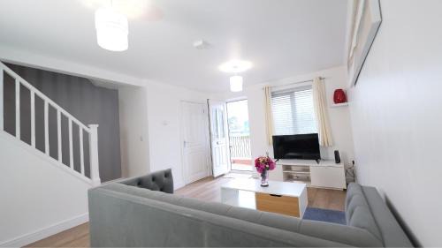 Stafford Casa | Central Getaway House with Parking, Garden, Wi-Fi