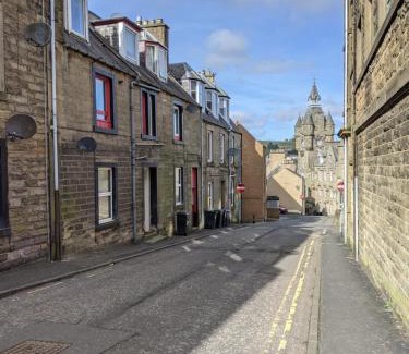 Hawick Apartamento | Central Hawick spacious stylish flat with log burner
