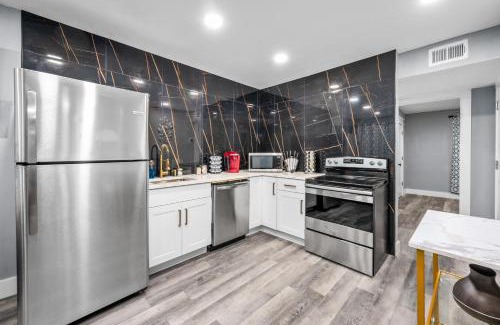 Houston Heights Apartamento | Central Heights 2BR Oasis with Pool & Free Park