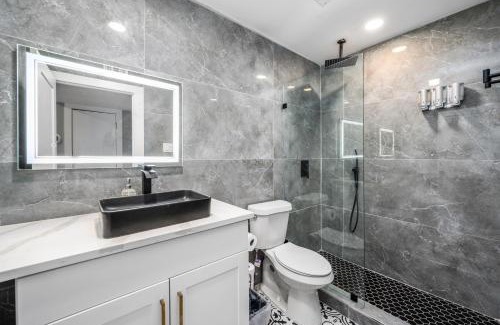 Houston Heights Apartamento | Central Heights 2BR Oasis with Pool & Free Park