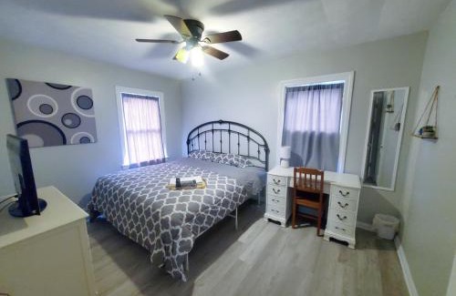 Southside Casa | Central Louisville Gem King Size Bed