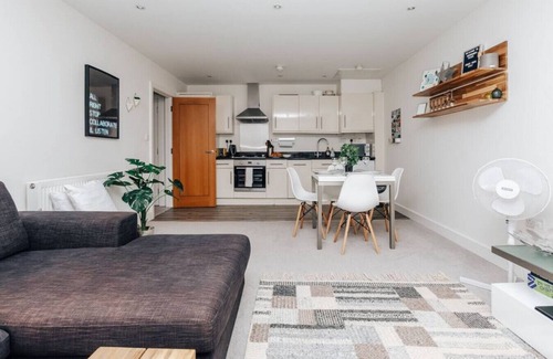 Henley Apartamento | Central Modern Flat Sleeps 6 - Dedicated Parking - From 125 Per Night