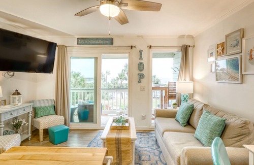Isle of Palms Villa | ¡Villa central y moderna con hermosas vistas al mar y piscina comunitaria y parrillas!