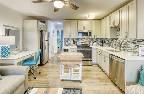 Isle of Palms Villa | ¡Villa central y moderna con hermosas vistas al mar y piscina comunitaria y parrillas!