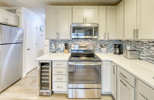 Isle of Palms Villa | ¡Villa central y moderna con hermosas vistas al mar y piscina comunitaria y parrillas!