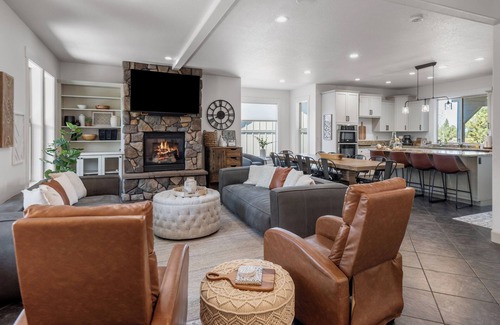 Redmond Casa | Central OR Resort Lodge + Hot tub - 3 floors