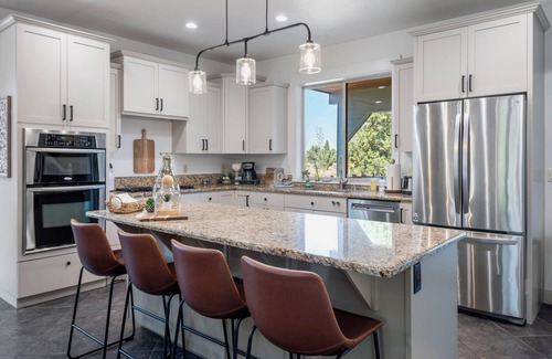 Redmond Casa | Central OR Resort Lodge + Hot tub - 3 floors