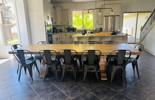 Redmond Casa | Central OR Resort Lodge + Hot Tub - 2 floors
