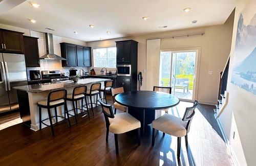 Owensboro Casa | Central Owensboro Luxury 4BR Retreat — King Beds, Workspaces & 2 Living Areas