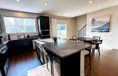 Owensboro Casa | Central Owensboro Luxury 4BR Retreat — King Beds, Workspaces & 2 Living Areas