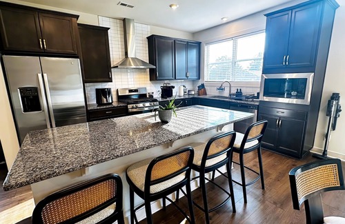 Owensboro Casa | Central Owensboro Luxury 4BR Retreat — King Beds, Workspaces & 2 Living Areas