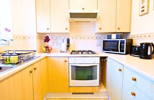 Stafford Casa | Central Peaceful Home with Parking, Wi-Fi & Garden