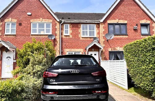 Stafford Casa | Central Peaceful Home with Parking, Wi-Fi & Garden