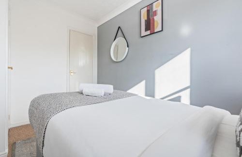 Stafford Casa | Central Peaceful Home with Parking, Wi-Fi and Garden