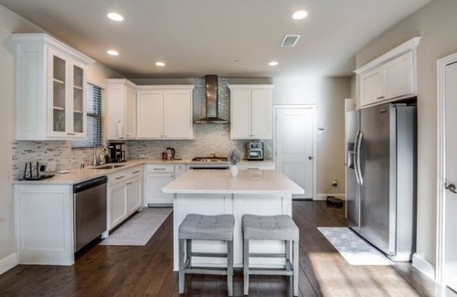Northeast Carrollton Casa | Central - Spacious Townhome