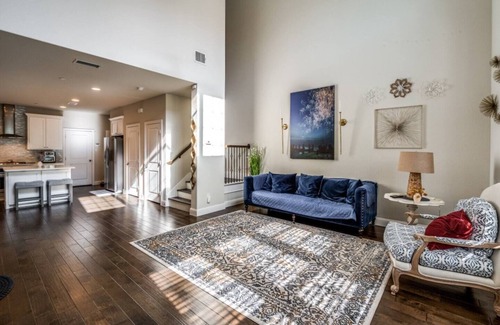 Northeast Carrollton Casa | Central - Spacious Townhome