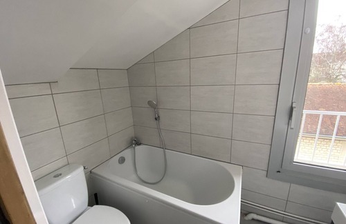 La Roche-Posay Apartamento | Estudio céntrico con Wi-Fi, lavandería y cerca de los comercios y los baños termales