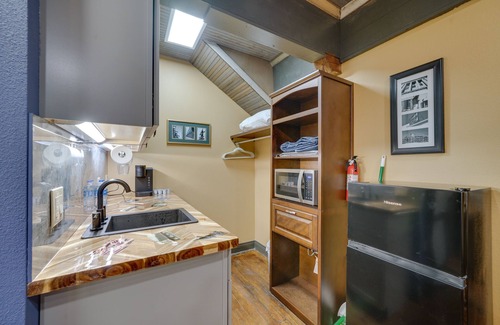 Texarkana Apartamento | Central Texarkana Studio Rental w/ Railroad Views!