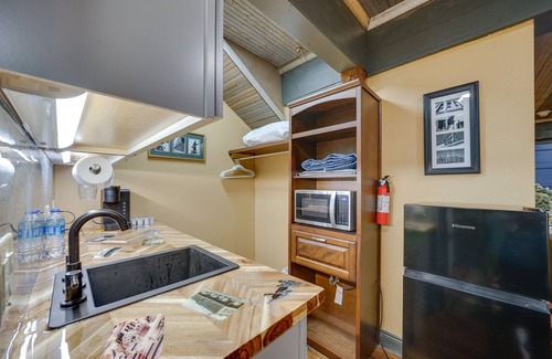Texarkana Apartamento | Central Texarkana Studio Rental w/ Railroad Views!