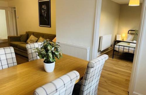 Llandaff North Apartamento | Central Two Bedroom Home with Parking