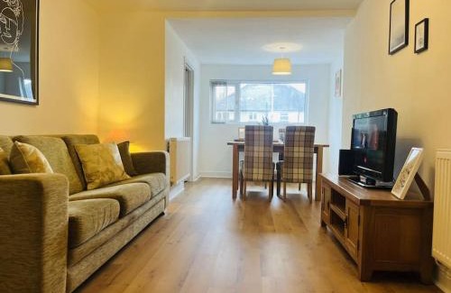 Llandaff North Apartamento | Central Two Bedroom Home with Parking
