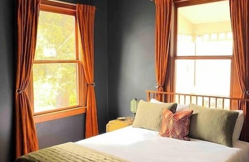 Nevada City Hotel | Centrally located 2 houses- Great for large groups!