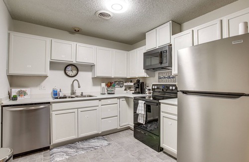 Twain Apartamento | Centrally Located Apt ~ 2 Mi to University of Iowa