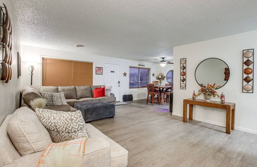 Twain Apartamento | Centrally Located Apt ~ 2 Mi to University of Iowa