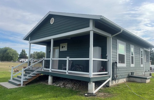 Evergreen Cabaña | Centrally located. Cute, clean cottage. Full bath. Washer, Dryer. Kitchen.