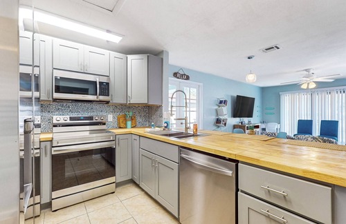 Indian Trails Casa | Centrally located dog-friendly home with beach gear & patio - snowbird-friendly