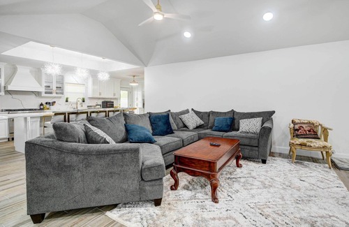 Eagle Pass Casa | Centrally Located Eagle Pass Home w/ Pool!