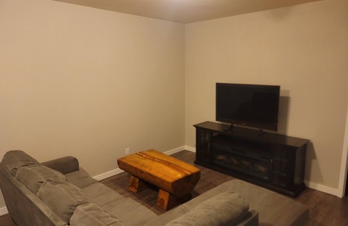 Burns Cabaña | Centrally Located Guest House only 25 mins to ski resorts and hot Springs