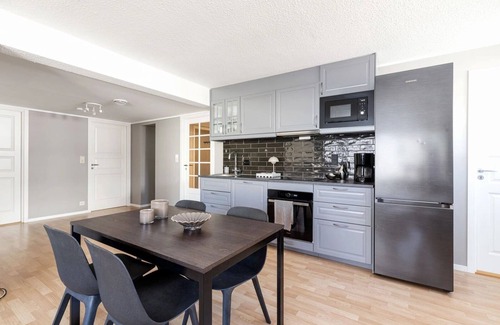 Kristiansand Apartamento | Centrally located in Kvadraturen with 3 large bedrooms, balcony and parking space