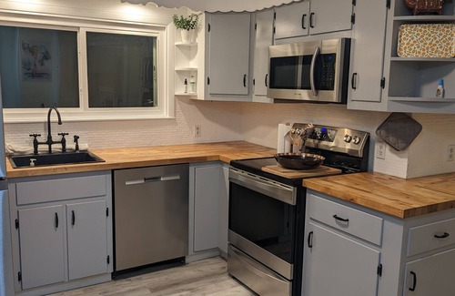 Pittsfield Casa | Centrally located in the Berkshires - Cozy Bungalow in SE Pittsfield!