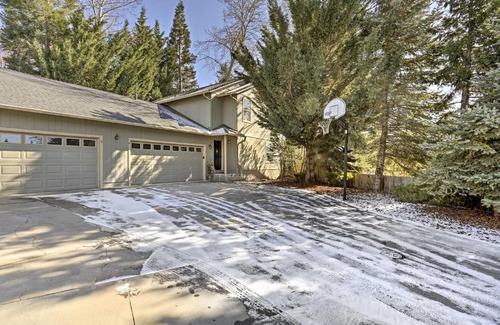 Mount Shasta Casa | Centrally Located Mt Shasta Home with Deck!