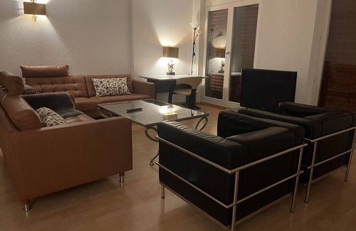 Hoengg Apartamento | Centrally located, Spacious Modern Apartment