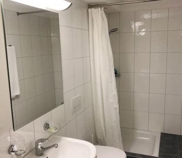 Hoengg Apartamento | Centrally located, Spacious Modern Apartment