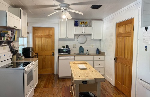 Panacea Cabaña | Centrally located to fishing, biking, hiking, beaches, and seafood restaurants.