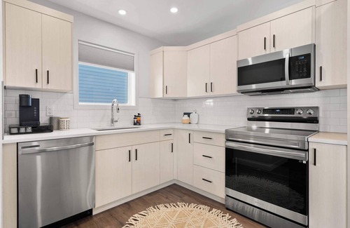 Pincher Creek Casa | Centre Peak View | Perfect for Families | Sleeps 9