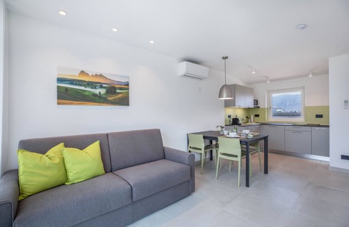 Laives Apartamento | Experiencia de Bicicleta Certificada: Terraza Soleada y Panorama Alpino: Apartments Curti "Waldgrün"
