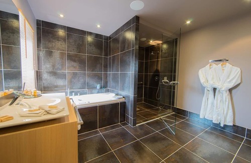 Cruseilles Hotel | Château des Avenieres