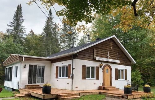 Saint-Gabriel-de-Valcartier Chalet De Esquí | Chalet Valcartier with spa on the side of the river.
