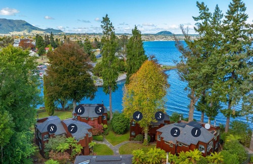 Taupo Chalet De Esquí | Chalet 1, The Retreat - located within a private lakefront estate