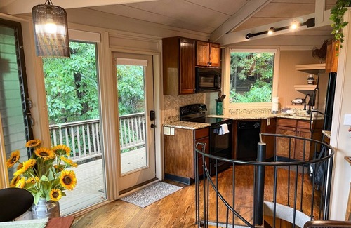Big Canoe Chalet De Esquí | Chalet 141 - Peaceful wooded views, cozy interiors, plus wifi!