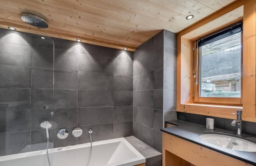 Le Raffort Chalet De Esquí | Chalet, sauna, balcón, chimenea o estufa a leña, parking, tv, local para esquís, 187m², Méribel
