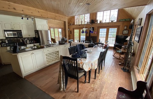 Northfield Chalet De Esquí | Chalet 4 season on lake, very private w/ Hot Tub